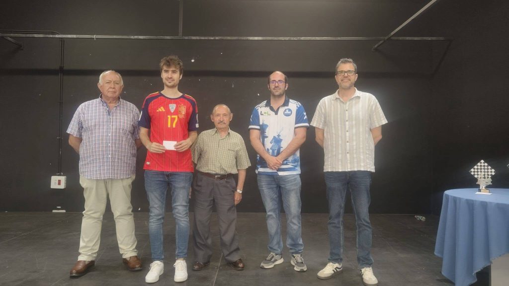 El ajedrez lucentino homenajea a José María Aroca en el Torneo de las Fiestas Aracelitanas 761747426 1748768743557378 8342207864171426017 n