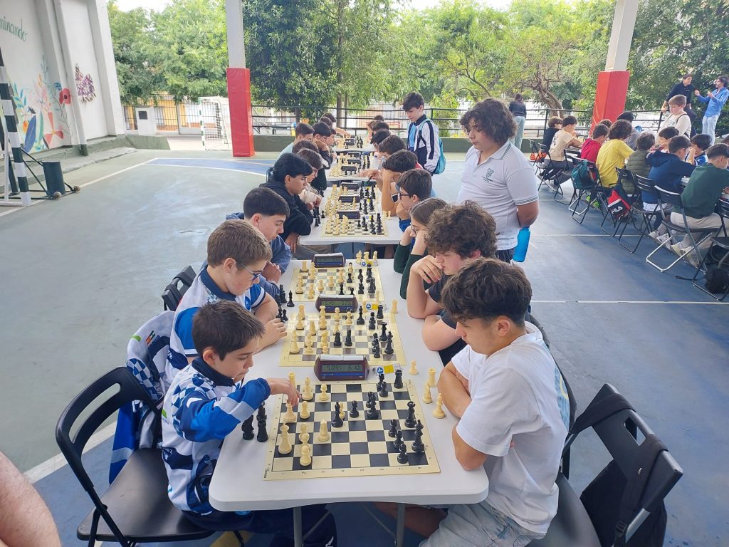 El Ruy López, comprometido con el ajedrez escolar en el XI Torneo Intercentros whatsapp image 2026 05 26 at 19.35.11